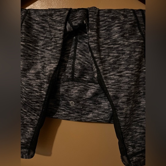 Lululemon mesh crop leggings size 6 - Picture 8 of 9
